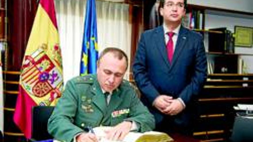 Manzano se despide del teniente coronel Gabriel Domínguez y agradece su &quot;buen hacer&quot; en Cáceres