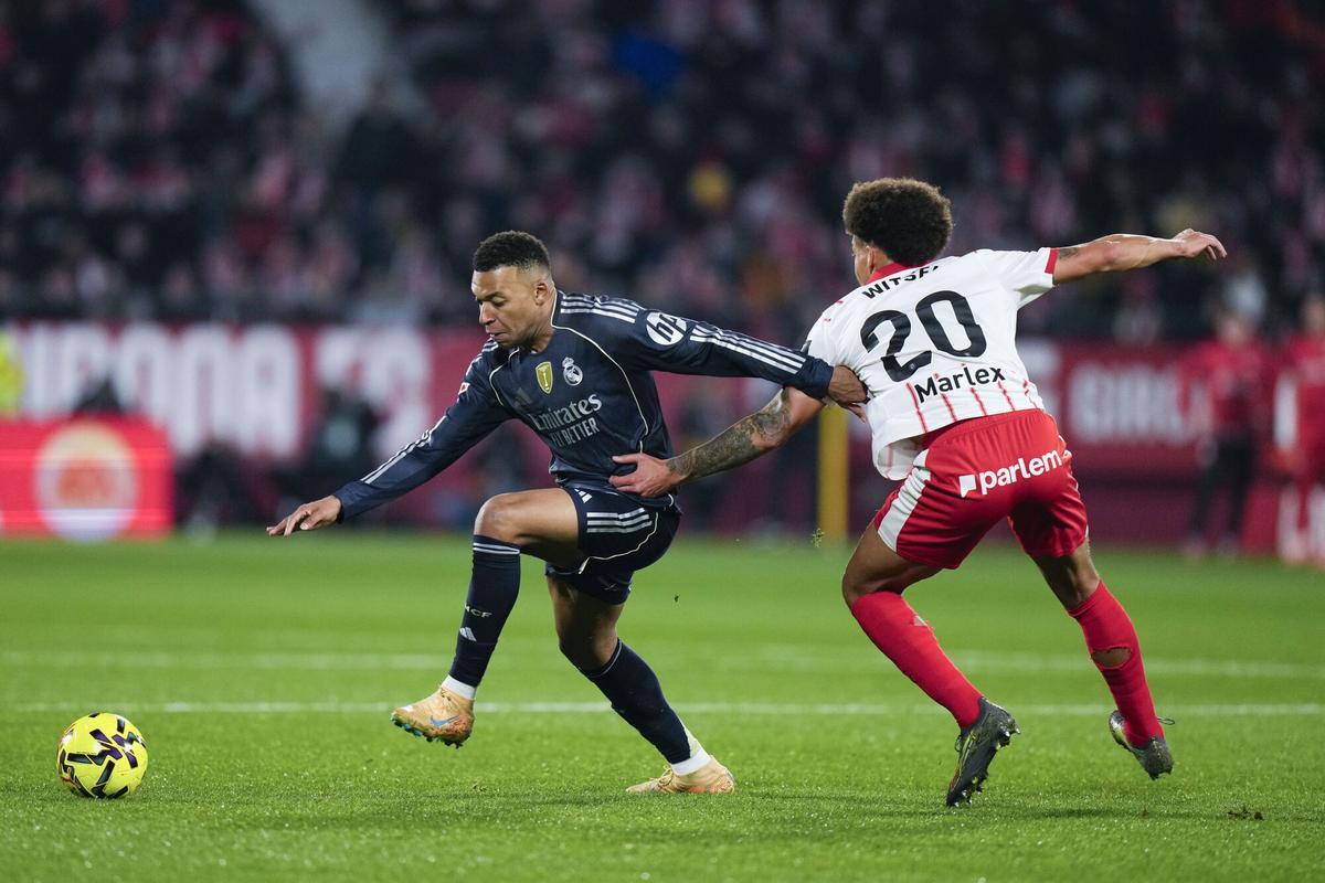 Kylian Mbappé (i), intenta llevarse el balón ante el centrocampista belga del Girona, Axel Witsel, durante el encuentro correspondiente a la jornada 14 de Laliga EA Sports.