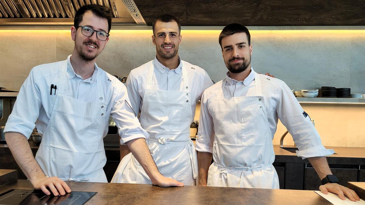Xavi Romero, Marc Cano y Pol Ruiz, cocineros de Aürt.