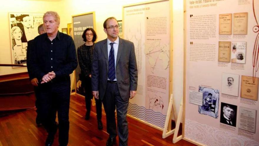 Anxo Lorenzo, durante la visita a la exposición en la sede del Museo Valle-Inclán. // Faro
