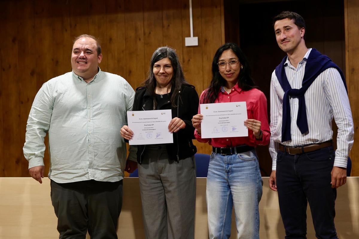Los concejales, con dos mujeres reconocidas, en la entrega.