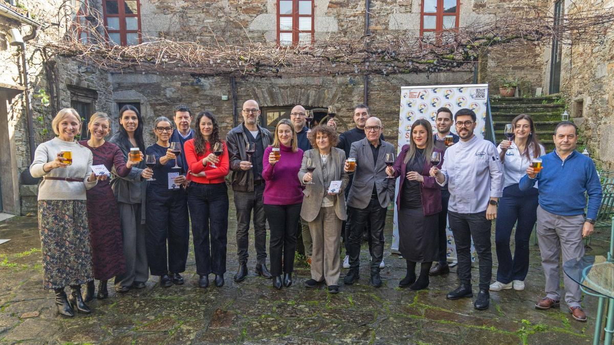 Representantes institucionales y más participantes en la inauguración del jueves de la nueva edición del concurso culinario Santiago(é)Tapas.