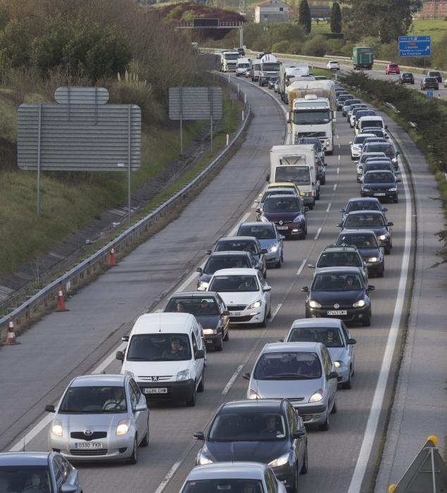 Retenciones kilométricas por las obras en un carril de la "Y"