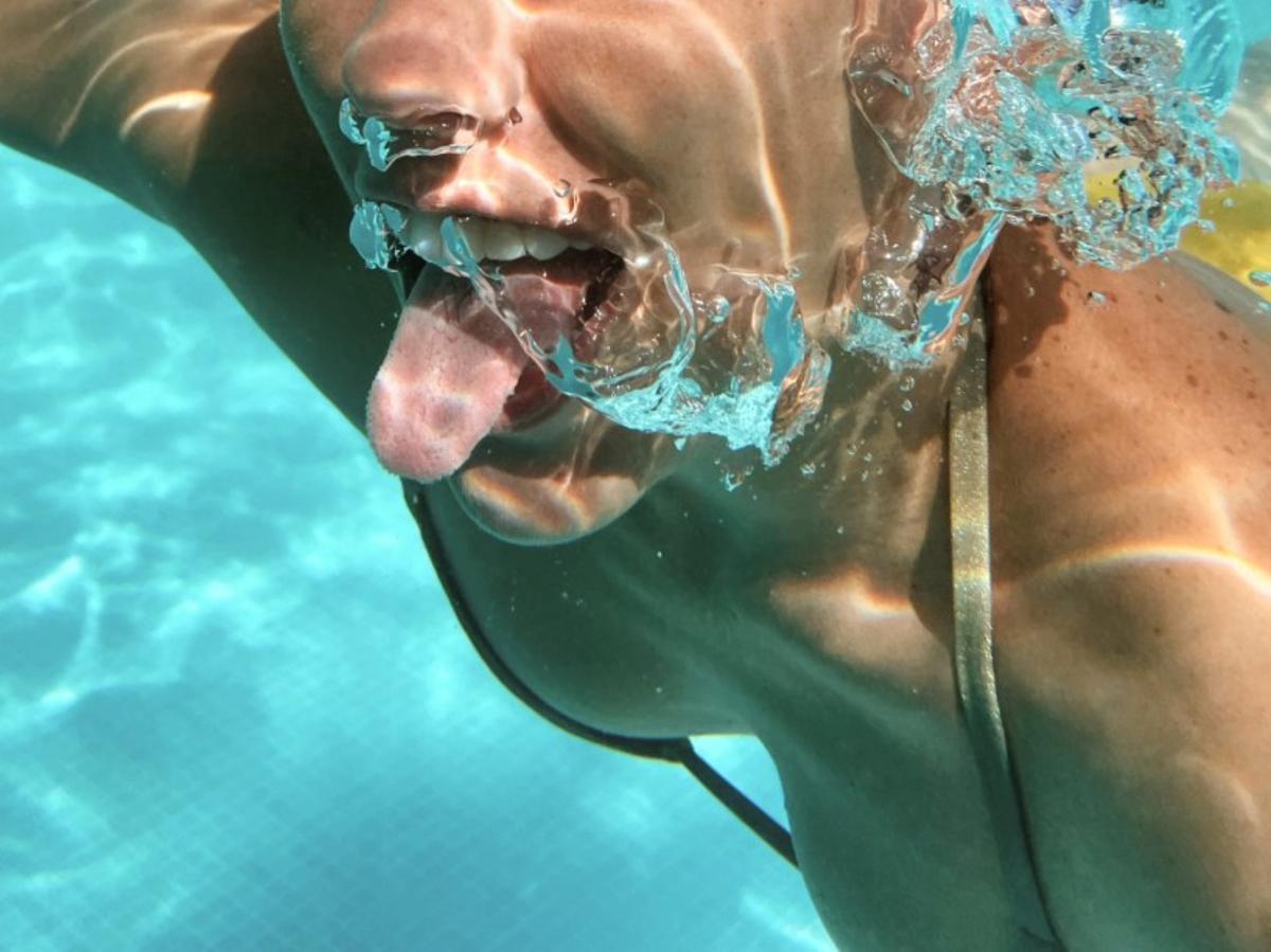 Una foto de Blanca Suárez disfrutando en una piscina.
