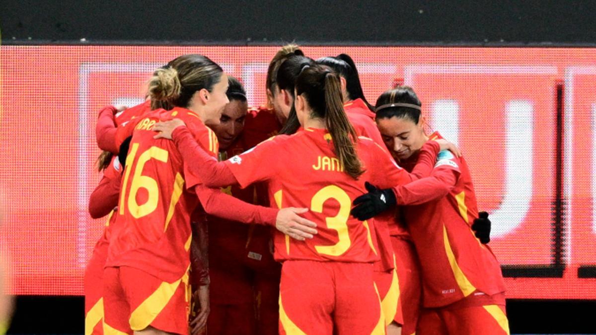 Las jugadoras de España celebran el gol de Alexia Putellas