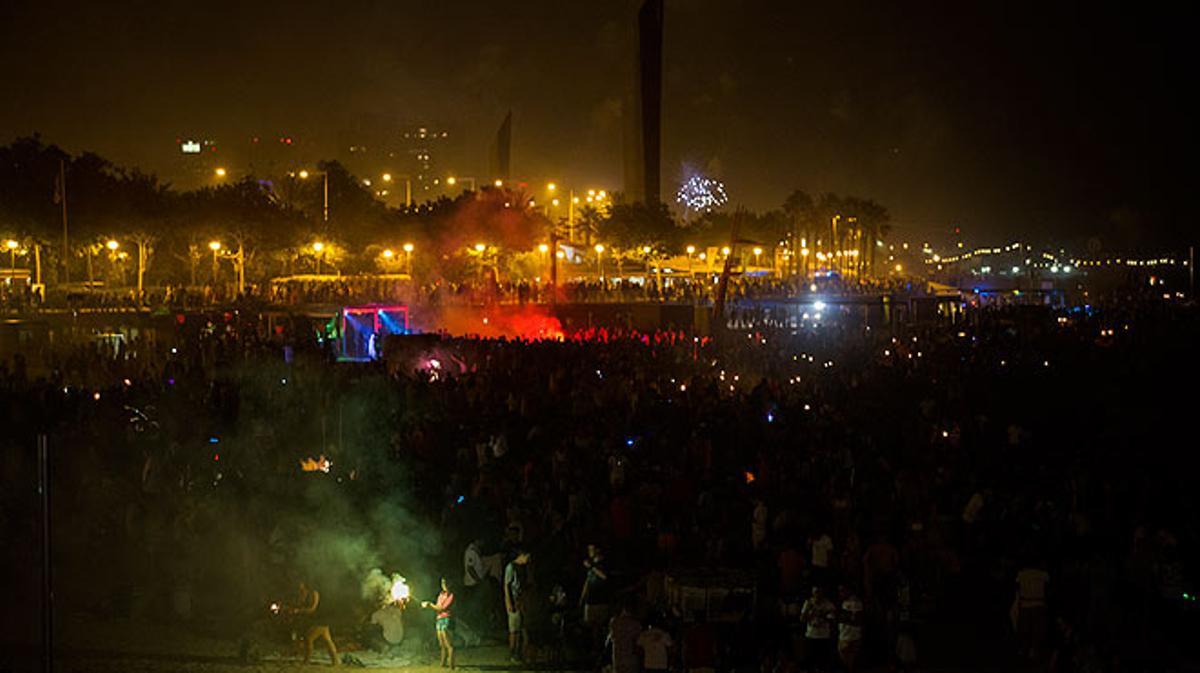 Celebració de la revetlla de Sant Joan a les platges de Barcelona.