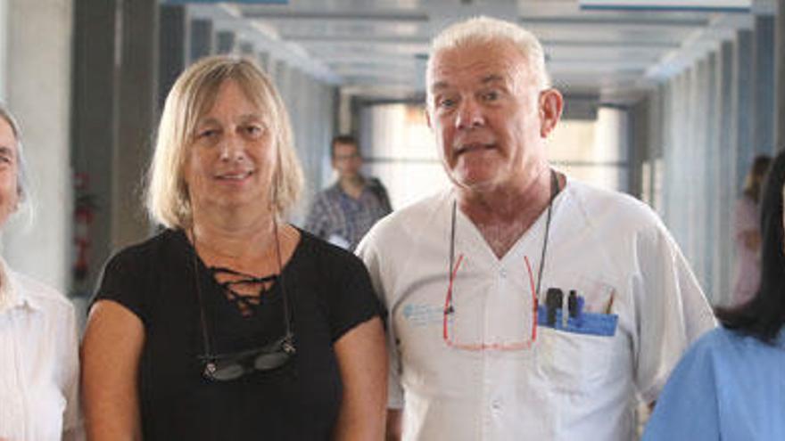 Cristina Sáenz de Santamaría, Marisa Benito, Javier Sánchez y Paz Merino, en el pasillo del hospital Can Misses