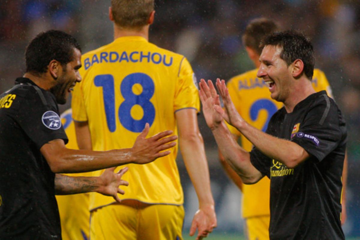 El jugador del Barça Lionel Messi celebra el seu gol contra el Bate amb el seu company d’equip Dani Alves a Minsk, Bielorússia.