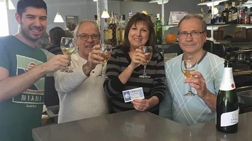 Celebración del premio en la administración de lotería.