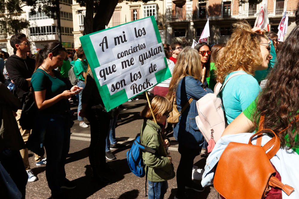 Al son de tambores, silbatos y una singular gaita, los congregantes han caminado juntos por las calles del centro de la ciudad por una causa común, la defensa de la educación