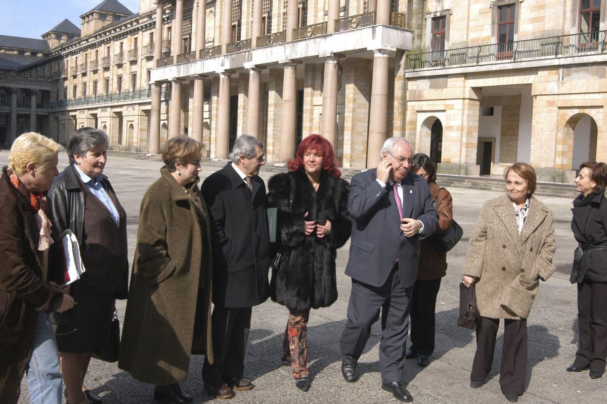 A la derecha, Vicente Álvarez Areces y Paz Fernández Felgueroso, a finales de 2001, en el patio de la Laboral.