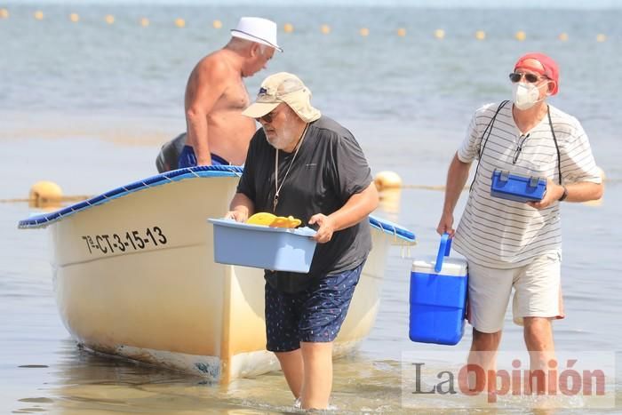 Un hombre cruza a nado el Mar Menor