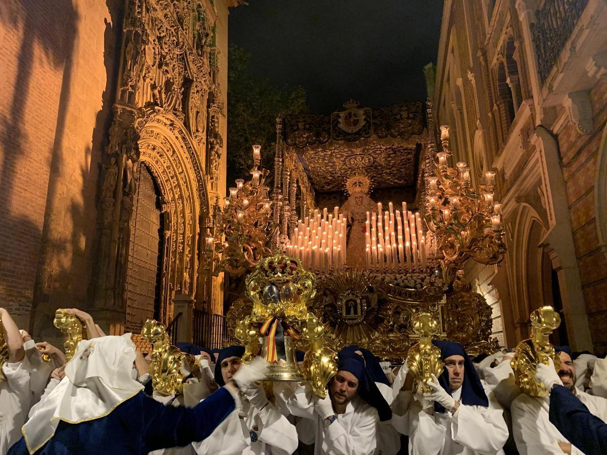 La Virgen de la Paloma frente al Sagrario