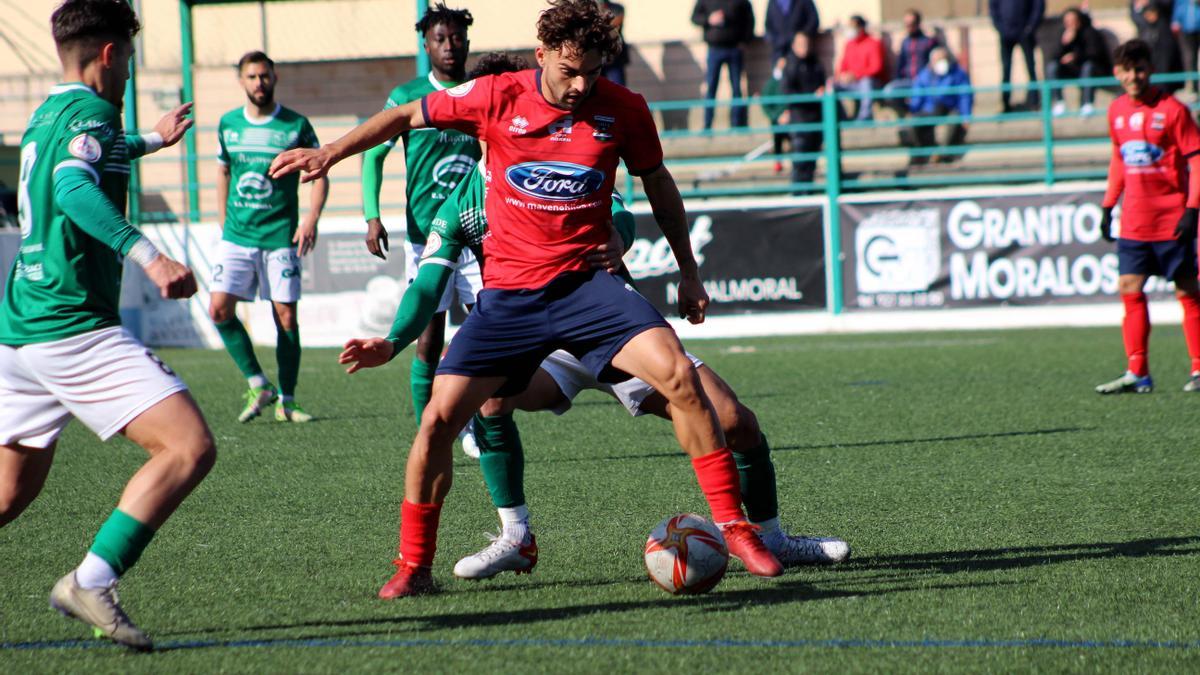 Luismi, autor del gol del Diocesano, rodeado de contrarios.