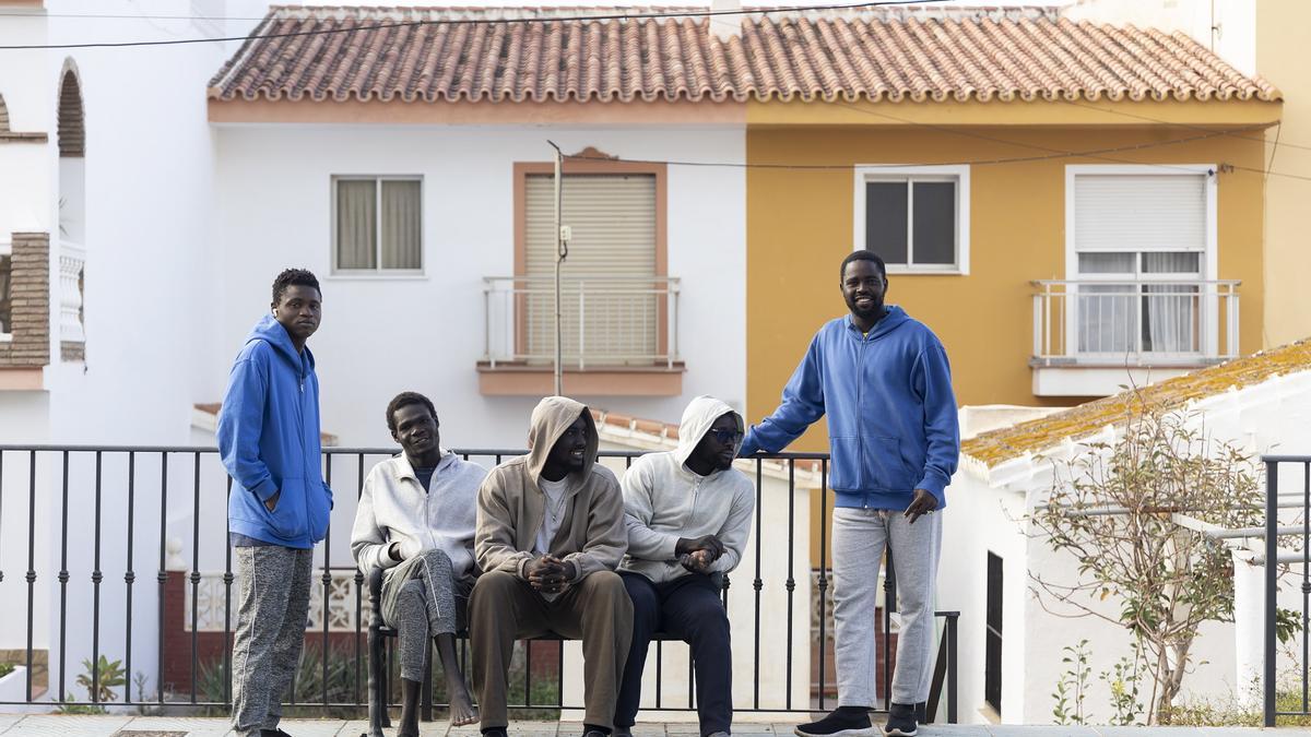 Algunos de los 240 inmigrantes de origen subsahariano llegados en los últimos días a Canarias en los alrededores del hotel Urban Beach.