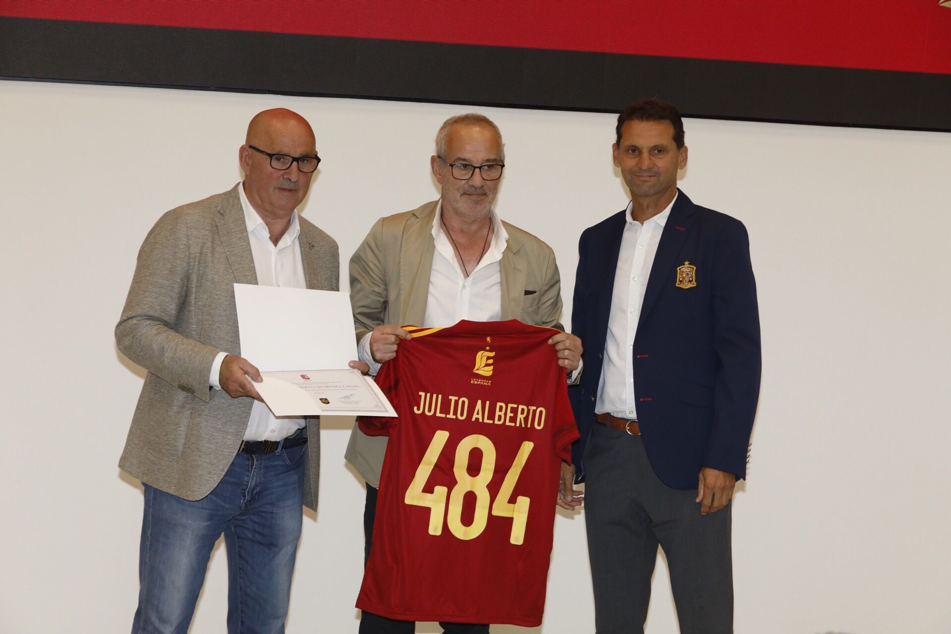 En imágenes: Así fue el homenaje a los futbolistas asturianos que han vestido la roja