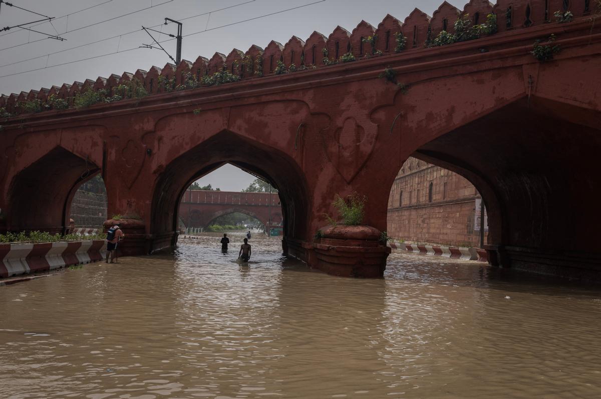 El aumento del nivel del agua del río Yamuna después de las lluvias monzónicas en Nueva Delhi.