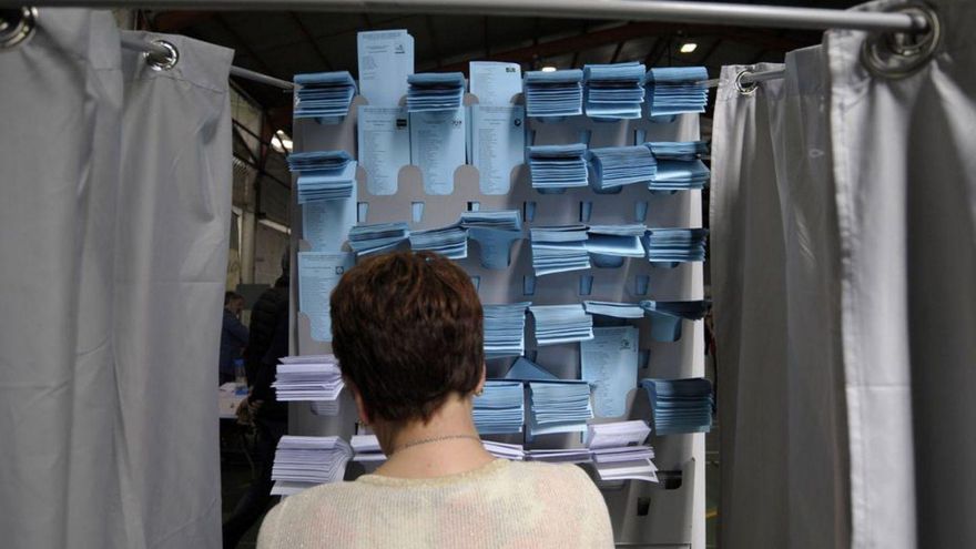 Cabina con papeletas en un colegio electoral de Lalín. |