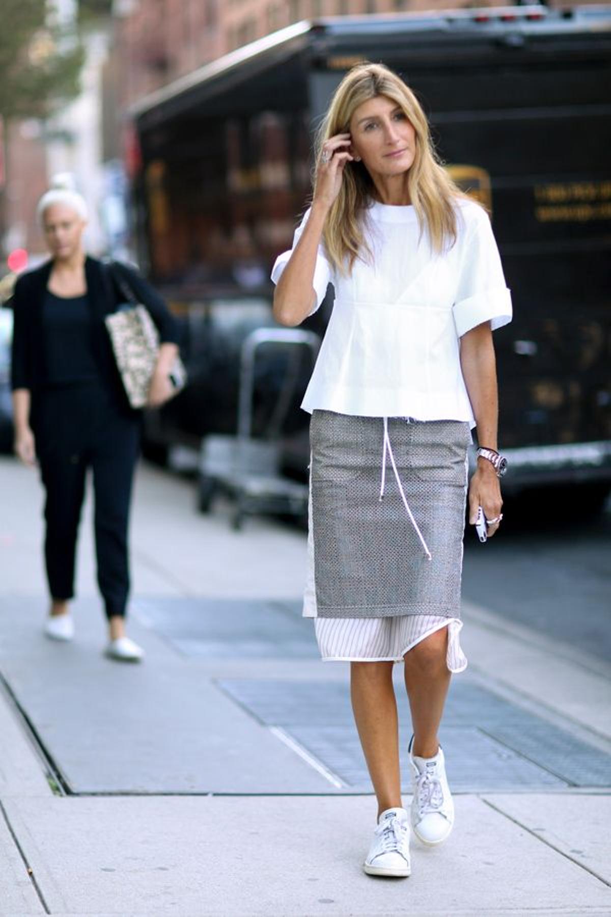 Looks con zapatillas: camisa blanca + falda lápiz 'sporty'