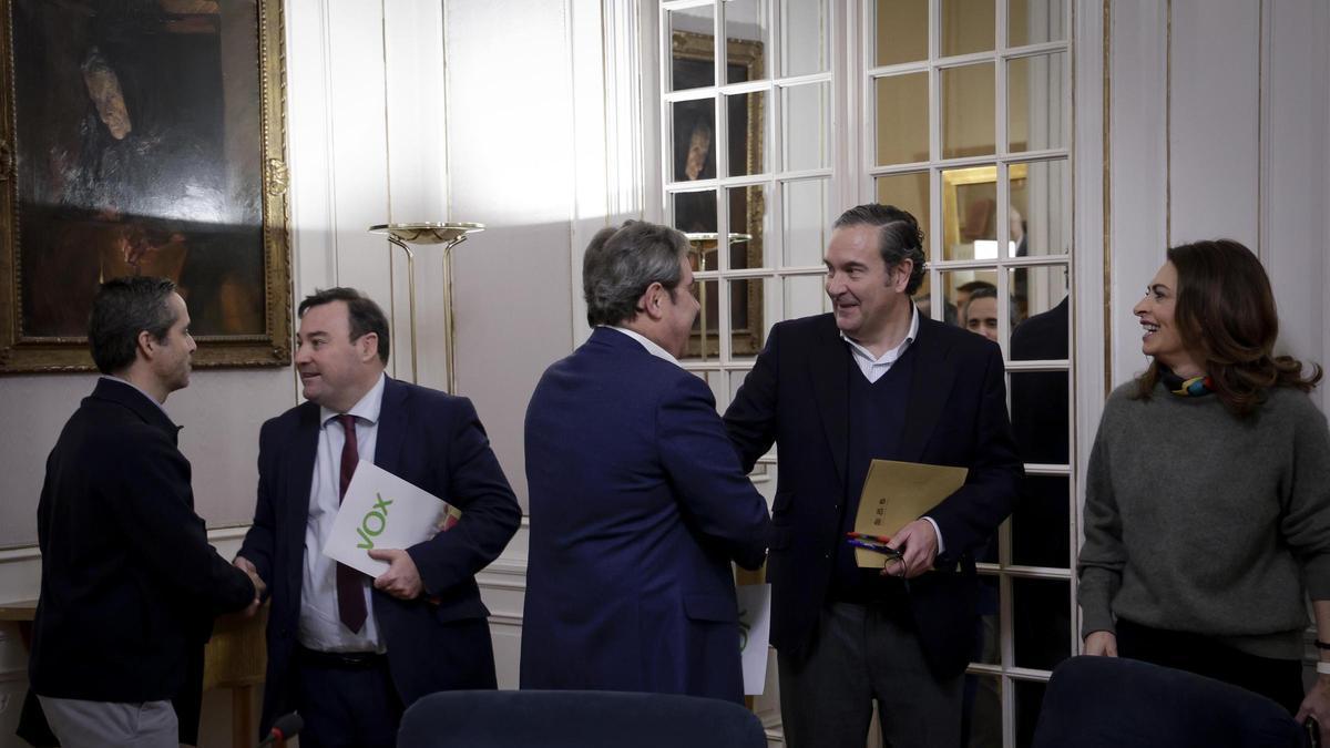 Vox busca exprimir al Gobierno valenciano en las Corts, pero esquiva el choque de Extremadura