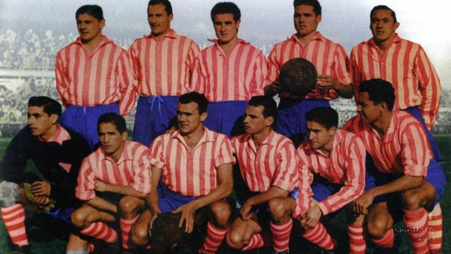 El equipo titular del Sporting de la temporada 1950-1951, luciendo medias rojiblancas.