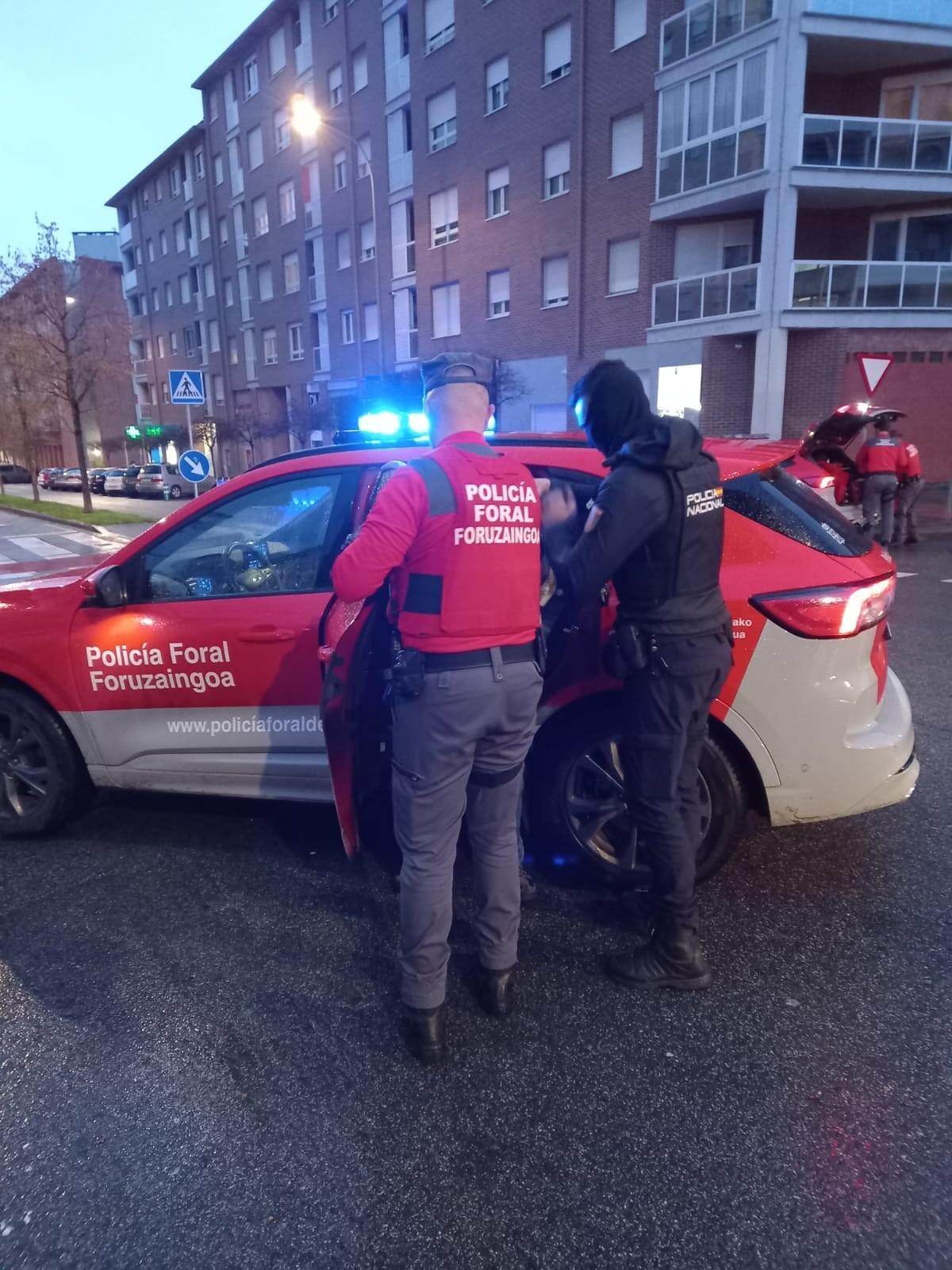Momento del traslado del detenido a dependencias de la Policía Foral.