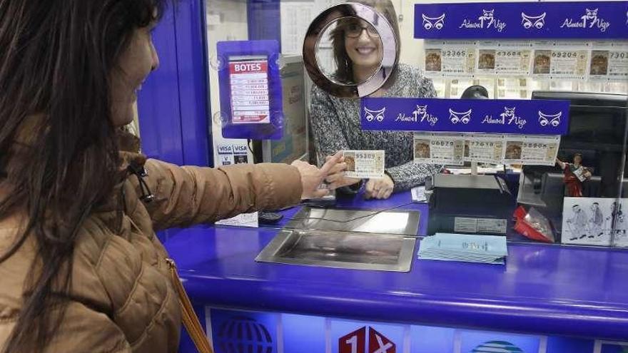 Últimos compradores de lotería, ayer, en la administración número 17 de Urzáiz en Vigo. // Alba Villar