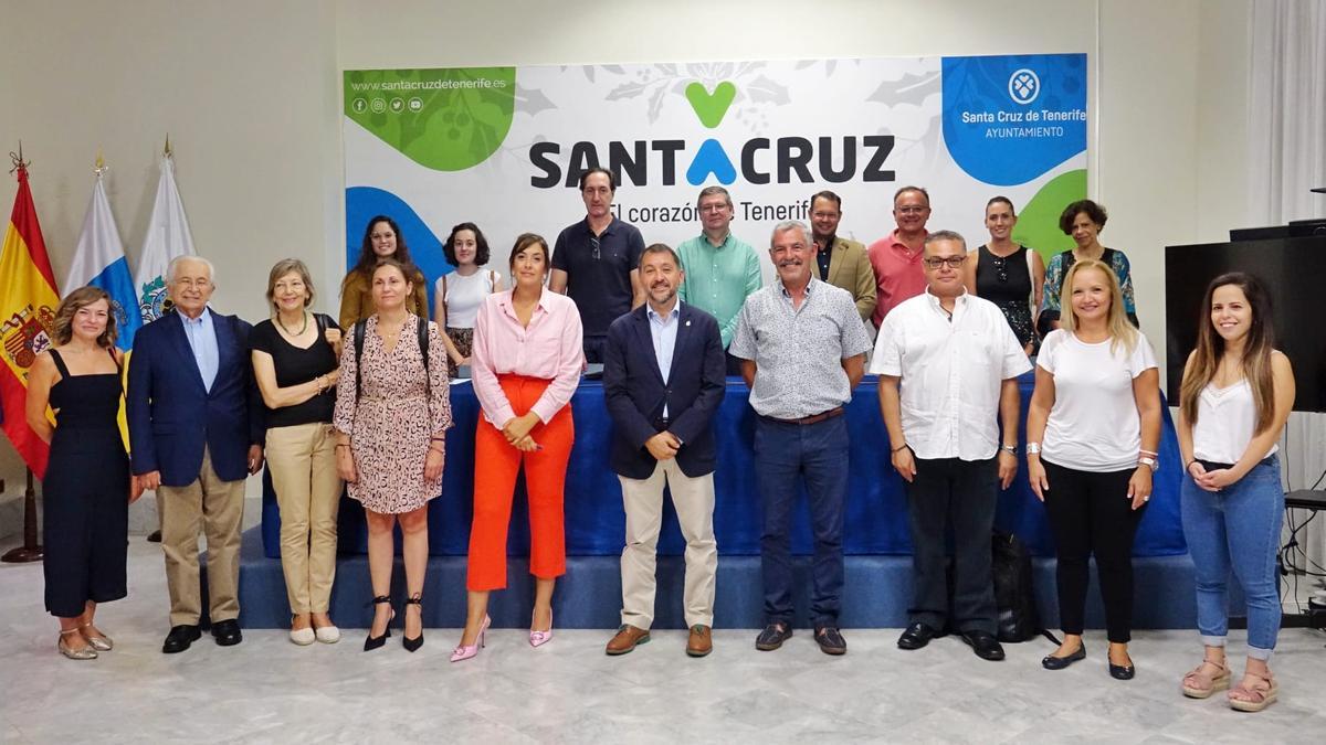 Representantes de Caritas, Banco de Alimentos, Cruz Roja, Provivienda y Fundación Buen Samaritano, entre otros, con el alcalde y la concejala del IMAS.