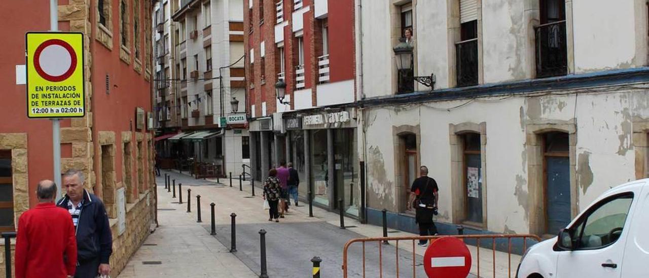 Una valla colocada ayer a la entrada de la calle Valdés-Pumarino de Candás con una señal de prohibido el paso adosada.