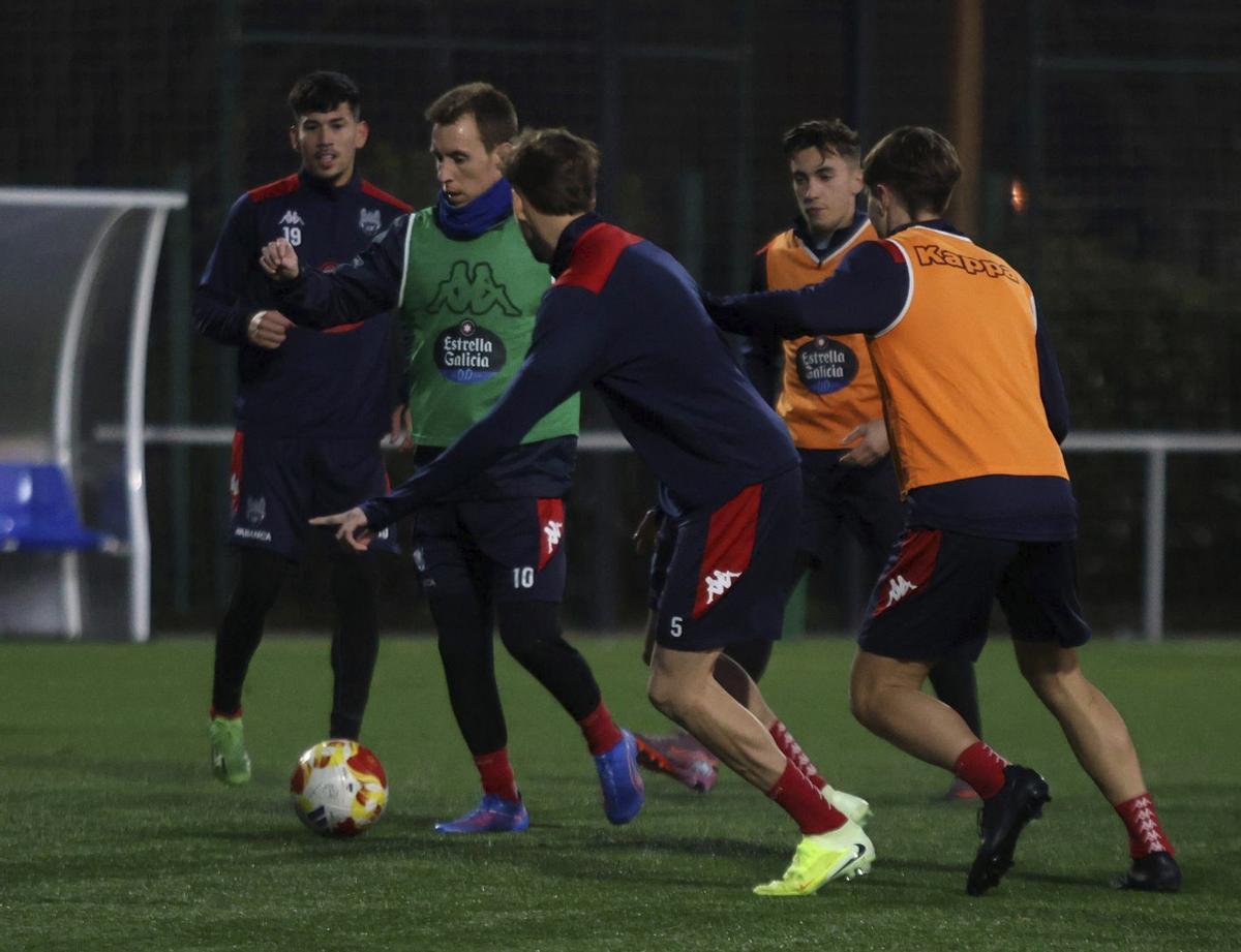 Entrenamiento del Pontevedra en A Xunqueira. | GUSTAVO SANTOS