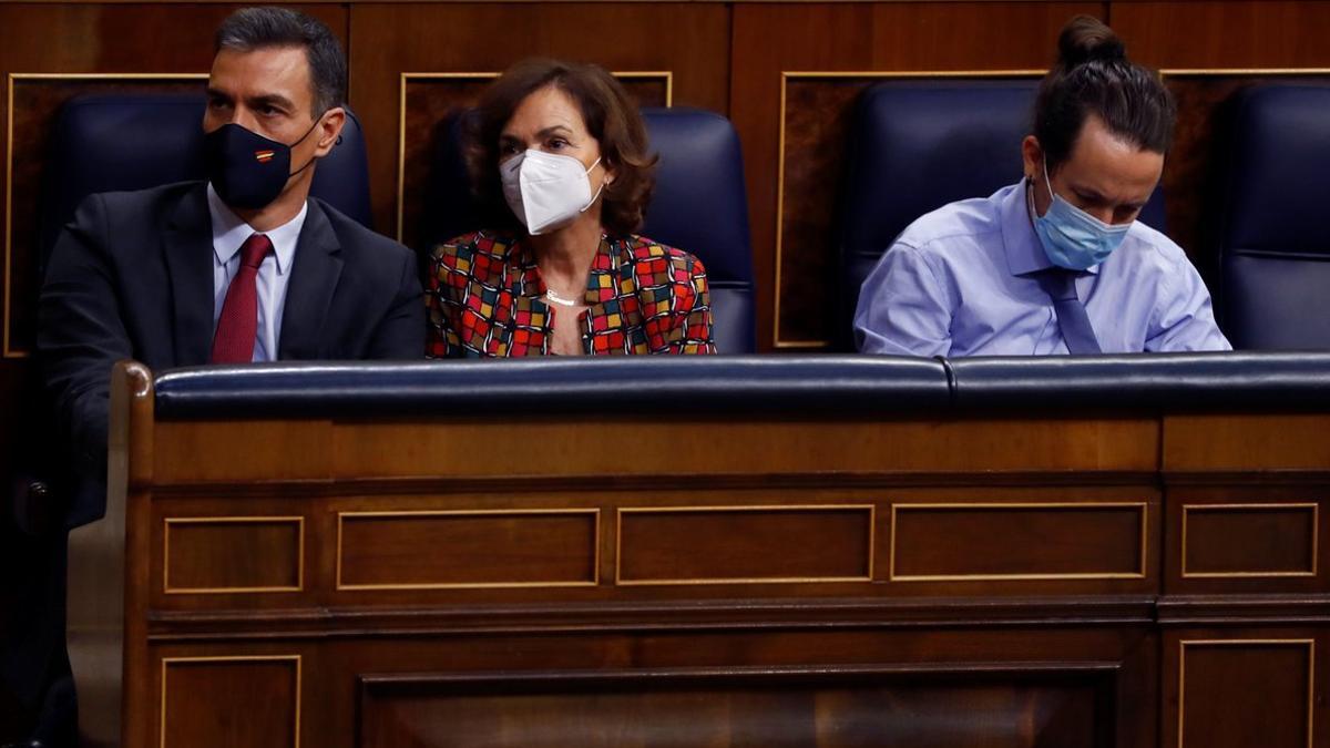 Pedro Sánchez y los vicepresidentes Carmen Calvo y Pablo Iglesias, al inicio del pleno del pasado 11 de noviembre.