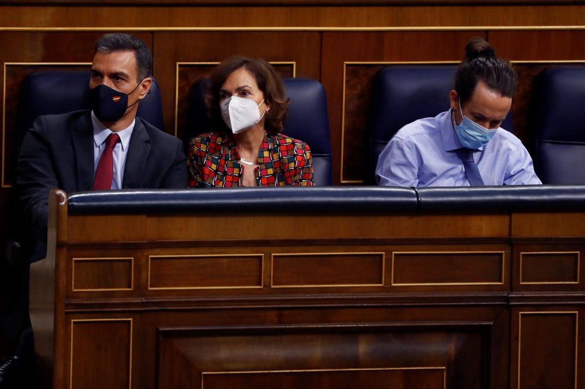 MADRID, 11/11/2020.- El presidente del Gobierno, Pedro Sánchez (i), y los vicepresidentes primera, Carmen Calvo y segundo, Pablo Iglesias, al inicio del Pleno del Congreso que debate este miércoles el proyecto de ley de presupuestos generales del Estado para 2021 que defiende la ministra de Hacienda, María Jesús Montero. EFE/ Ballesteros