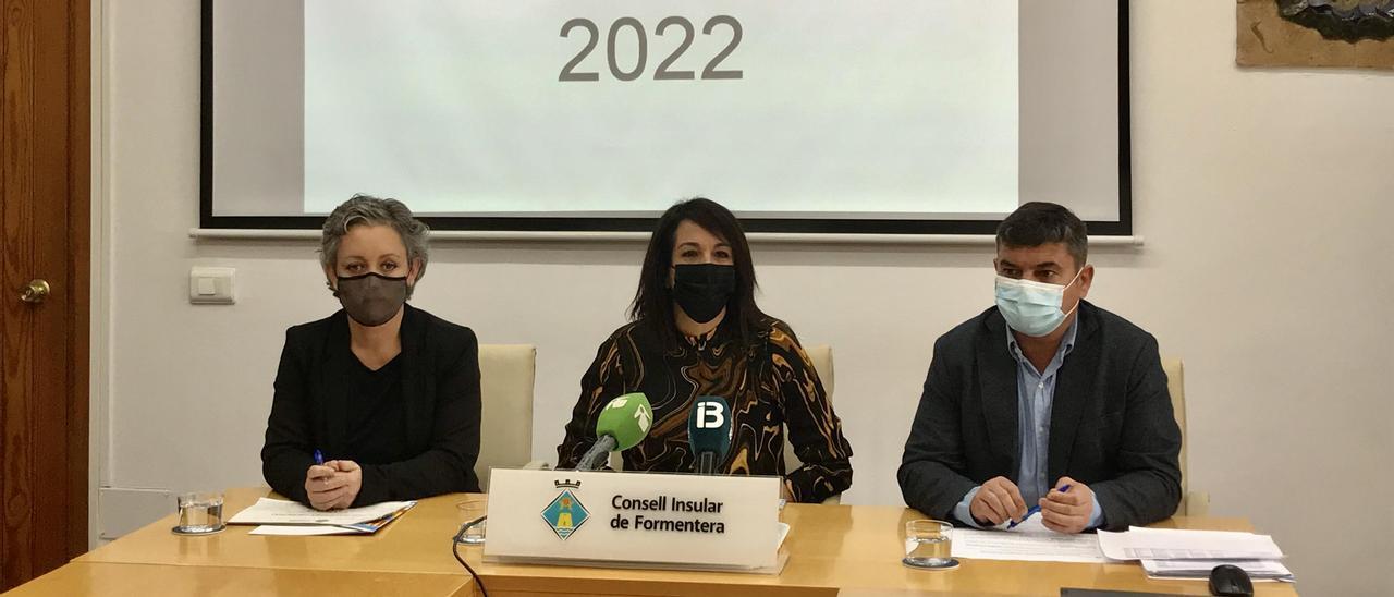 Alejandra Ferrer, AnaJuan y Bartomeu Escandell en la presentación de las cuentas de 2022.