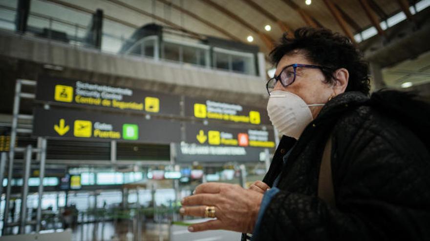 Los aeropuertos de las islas se han vaciado.