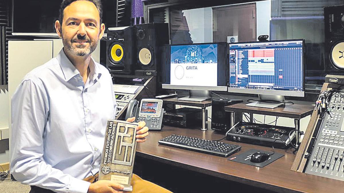 El profesor, en el Estudio de Sonido del Campus de los Jerónimos