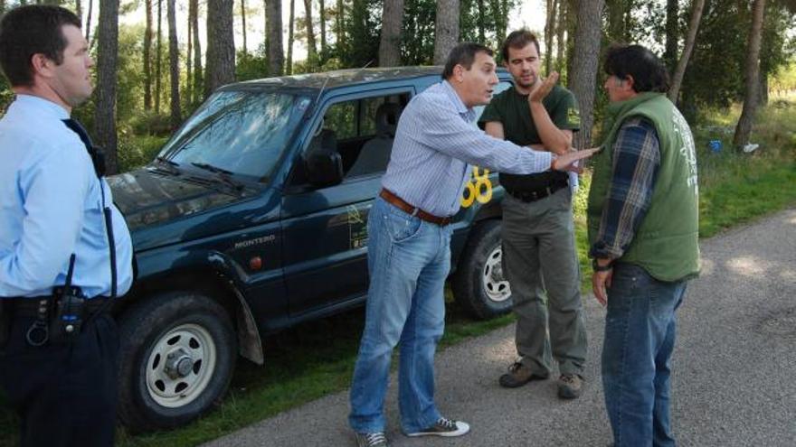 El alcalde se enfrentó verbalmente con el maderero para detener la tala de pinos.