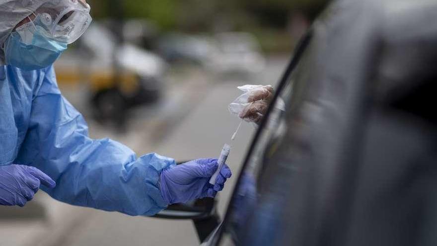 Recogida de muestras de coronavirus en el Virgen de la Concha.