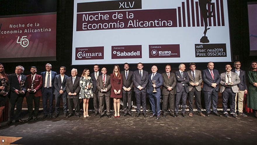 Foto de familia de todos los premiados en la noche de la economía celebrada el martes en la sede de la EUIPO.