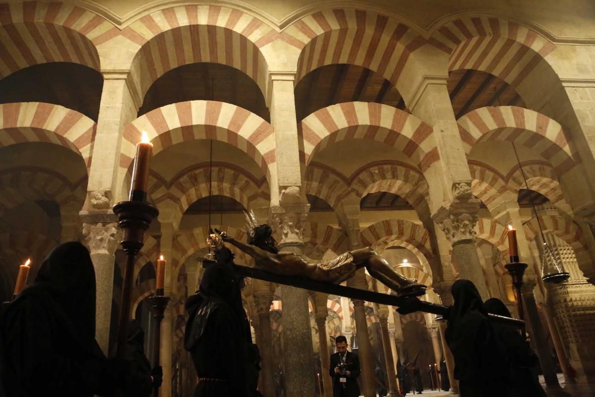 El Vía Crucis enseña el recogimiento de la Semana Santa cordobesa