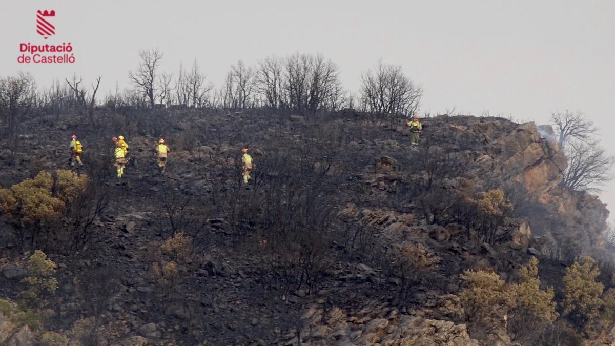 Imagen de las labores de extinción de los bomberos, estos días, en Llucena.
