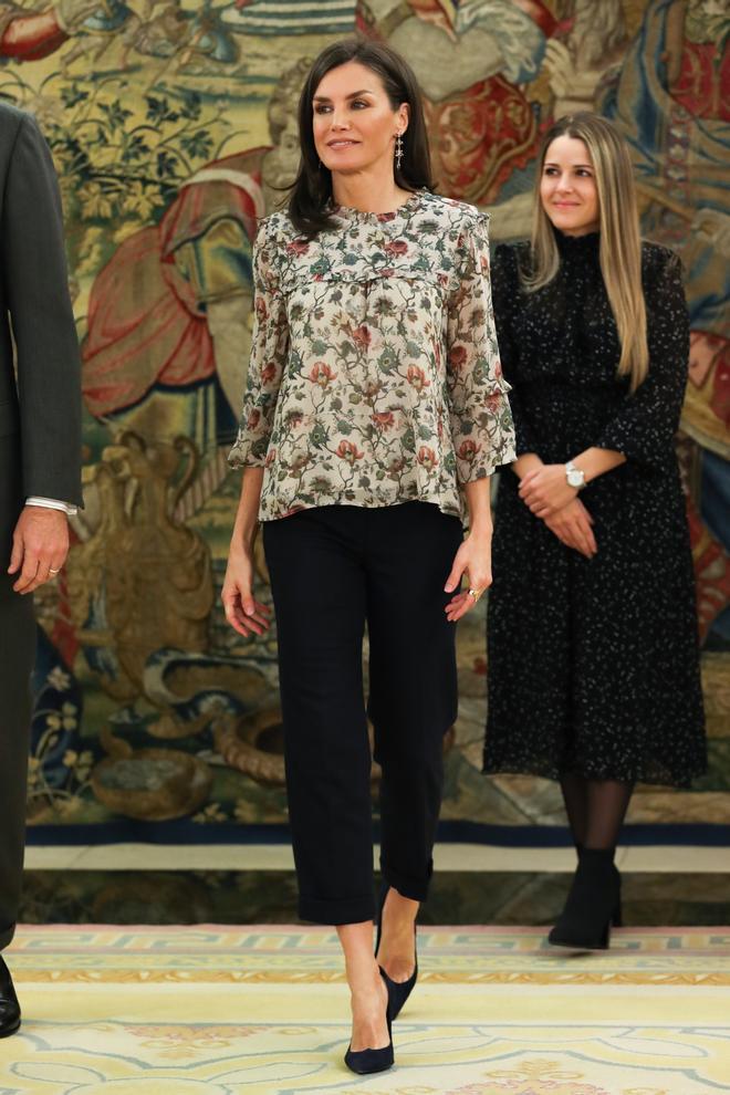 La reina Letizia con blusa estampada de Indi &amp; Cold