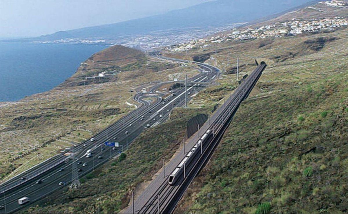 Fotomontaje con un tramo del tren del sur de Tenerife. | | E.D.