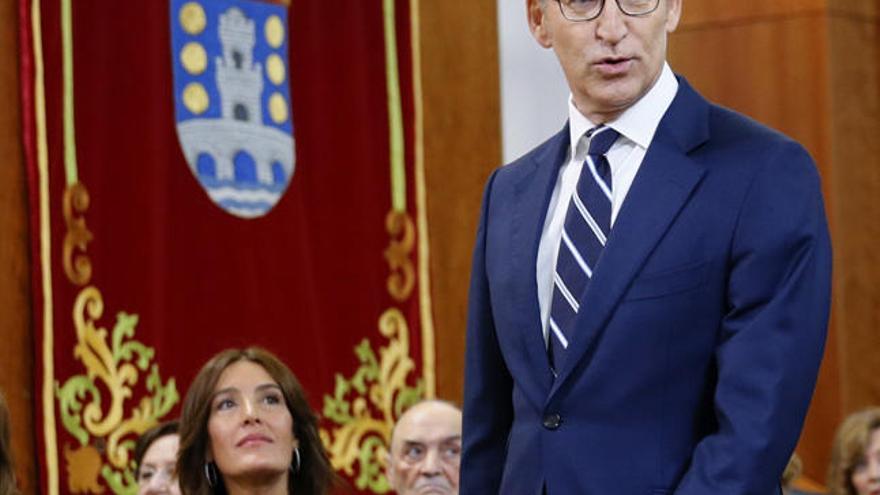 Eva Cárdenas mirando a Feijóo durante el acto de esta mañana. // EFE