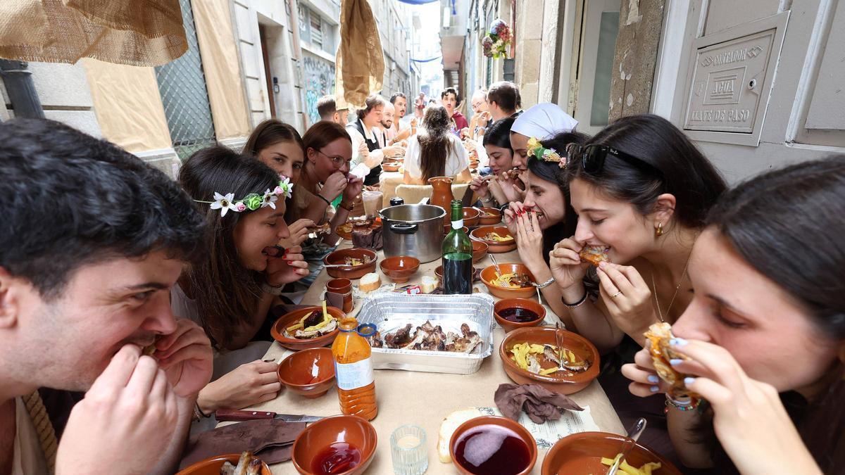 Cientos de comensales convierten cada año a la Boa Vila en un gran banquete medieval.