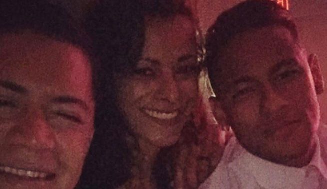 Neymar, con unos amigos, en una discoteca