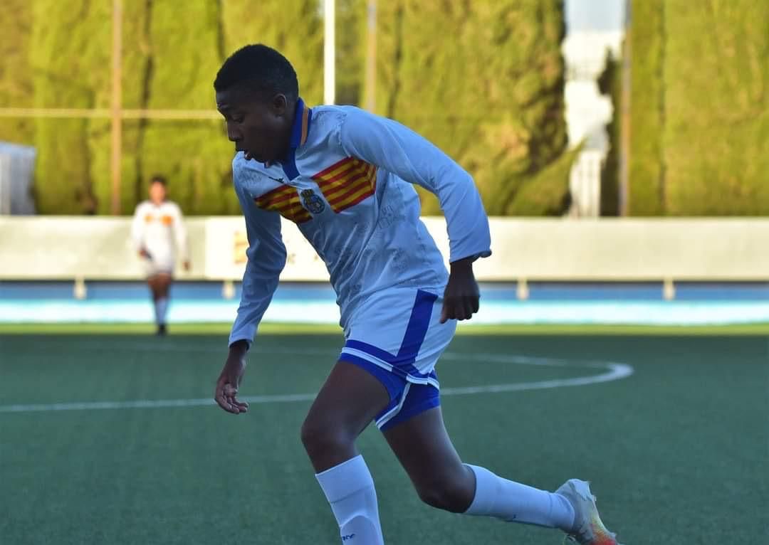 En imágenes | Ale Gomes protagoniza su propio reportaje: "Se lo ha currado mucho, es un loco del fútbol"