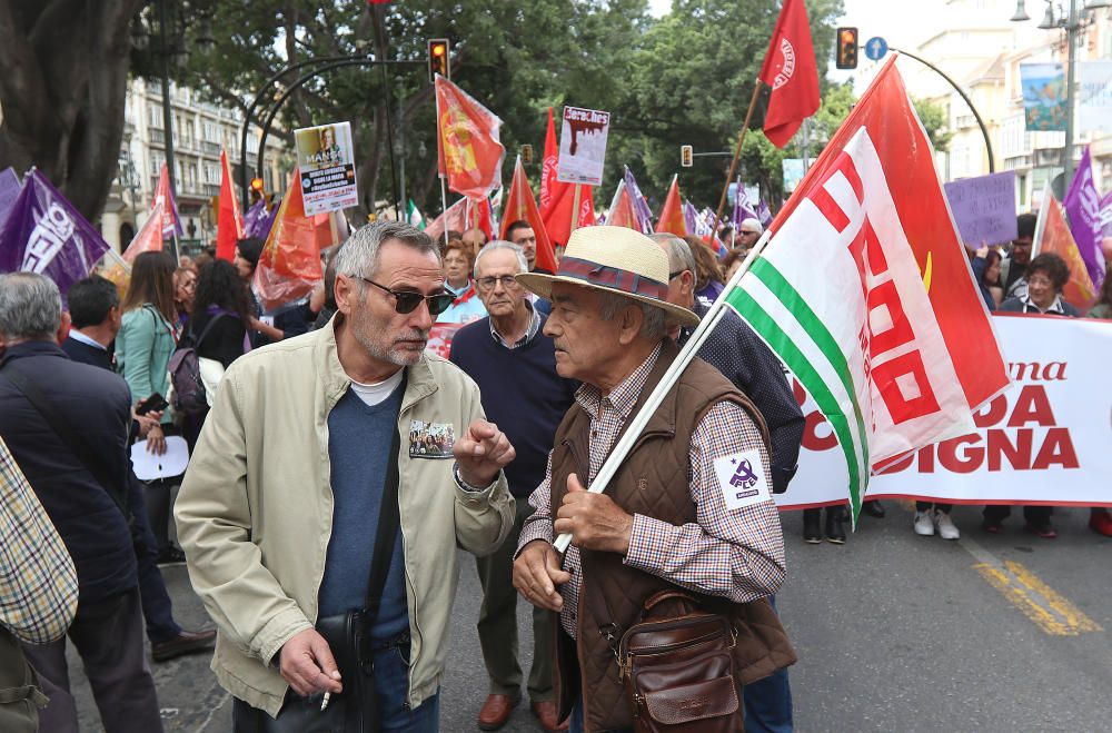 Miles de personas participan en la marcha convocada por los sindicatos para este martes, Día Internacional del Trabajo