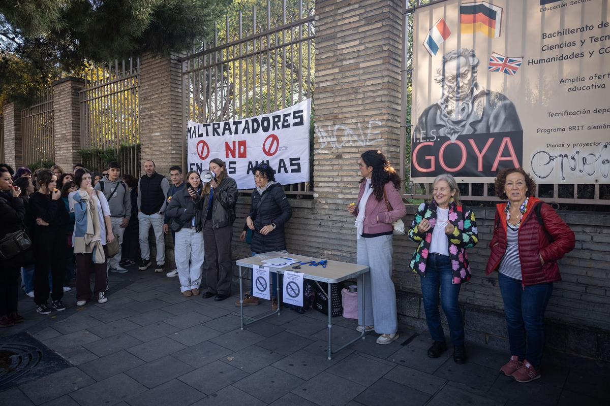 En imágenes | Nueva protesta en el IES Goya contra el profesor condenado por maltrato En imágenes | Nueva protesta en el IES Goya contra el profesor condenado por maltrato