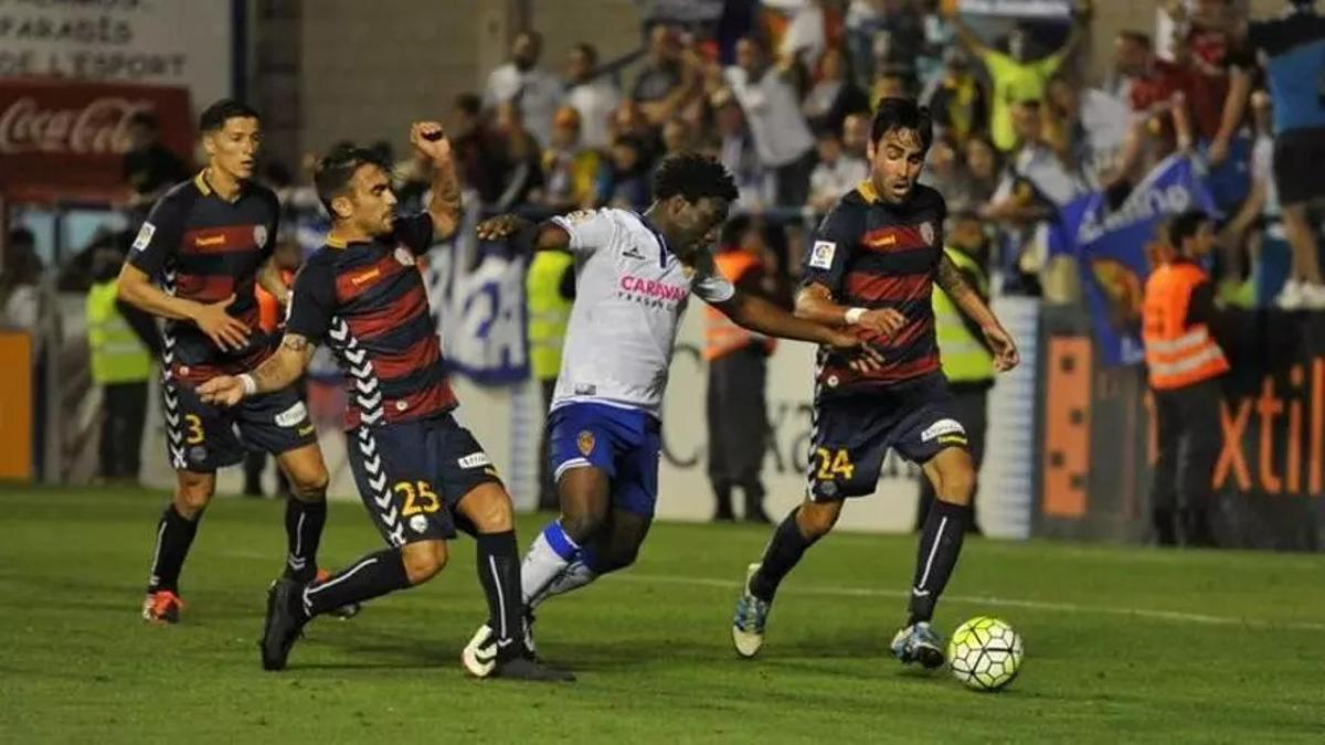 Dongou pelea un balón en el fatídico encuentro contra la Llagostera