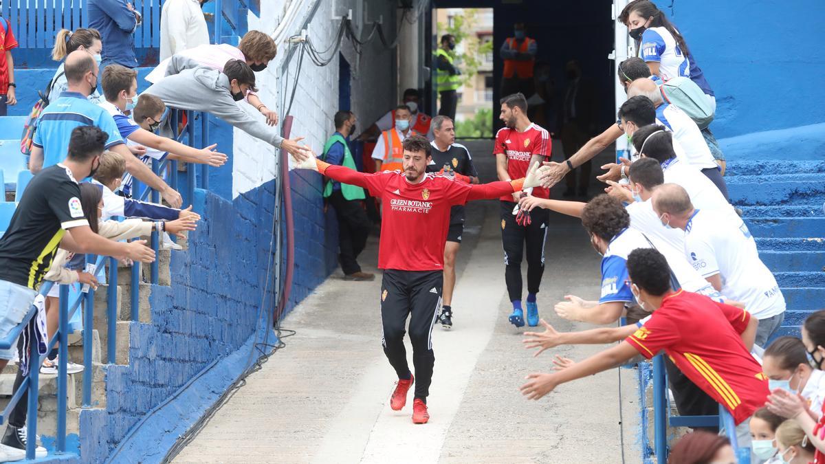 Cristian Álvarez saluda a los aficionados al salir al terreno de juego de La Romareda antes de un partido.